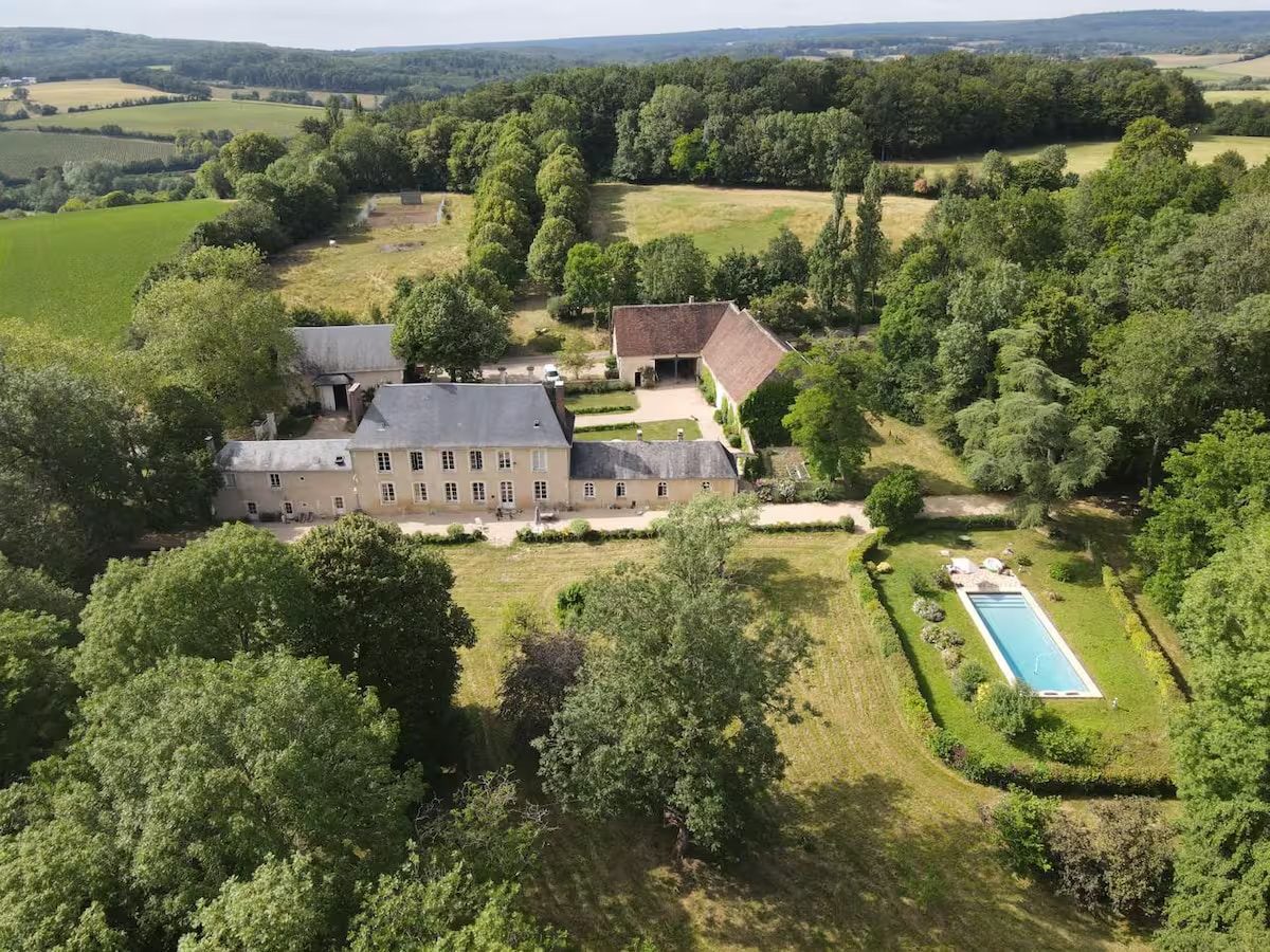 Les Hauts de Loye vus du ciel : la maison, le parc et la piscine au milieu des bocages
